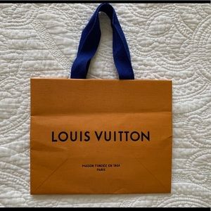 Louis Vuitton shopping bag 💛